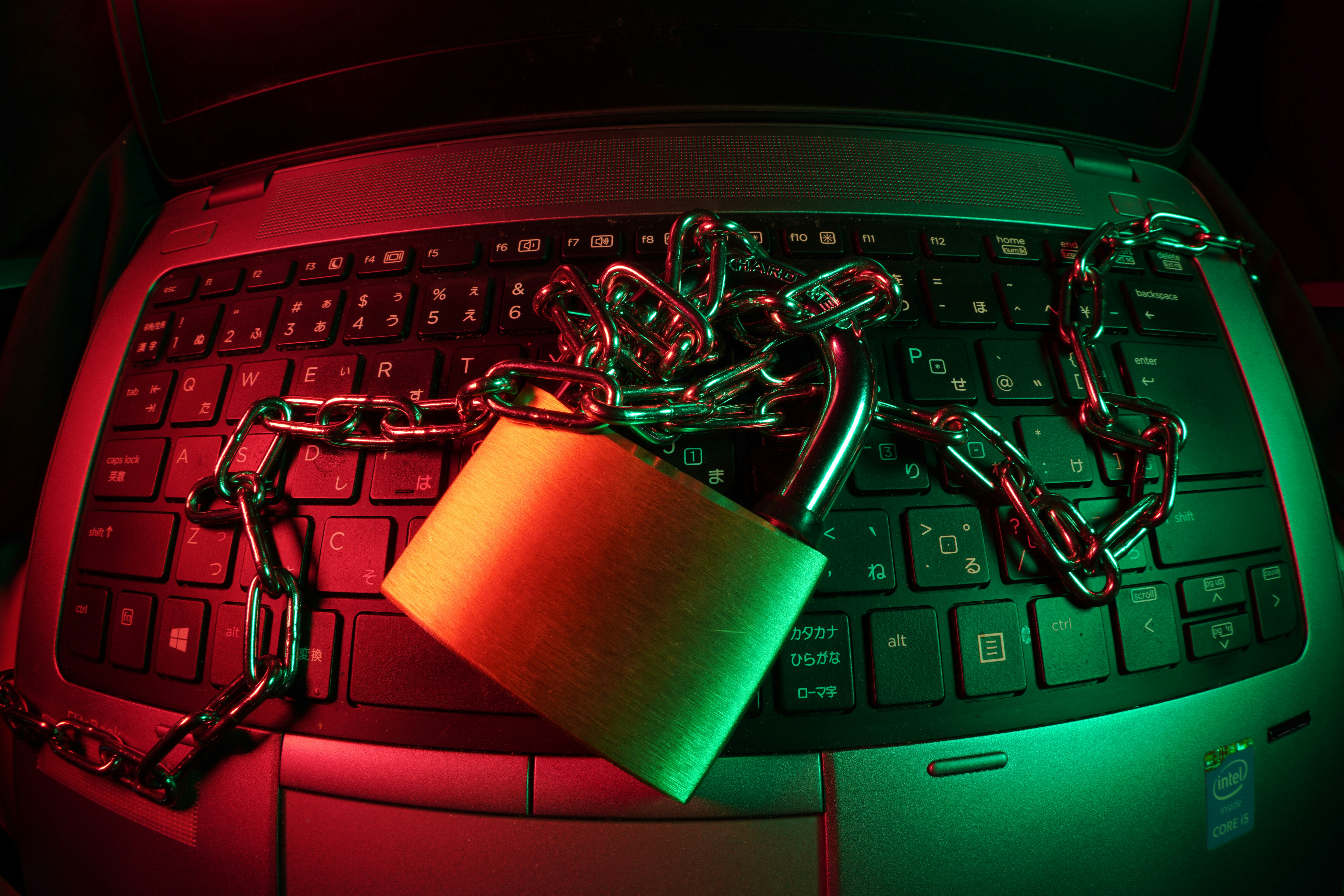 Cum îți protejezi calculatorul de viruși și atacuri online